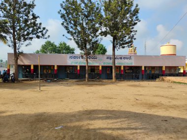 Mandya, Karnataka, Hindistan-14 Mayıs 2025: Büyükbabasını ve torununu Kadilavagilu Köyü 'nde gösteren güzel devlet okulu binasının kapatılması.