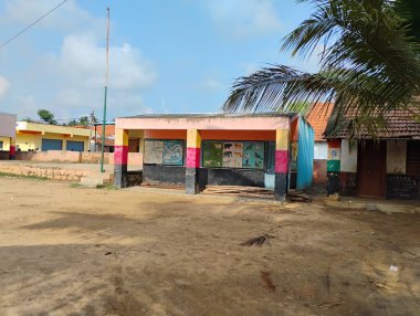 Mandya, Karnataka, Hindistan-14 Mayıs 2025: Büyükbabasını ve torununu Kadilavagilu Köyü 'nde gösteren güzel devlet okulu binasının kapatılması.