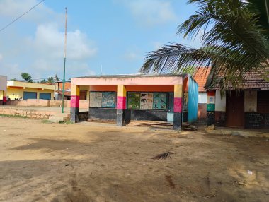 Mandya, Karnataka, Hindistan-14 Mayıs 2025: Büyükbabasını ve torununu Kadilavagilu Köyü 'nde gösteren güzel devlet okulu binasının kapatılması.