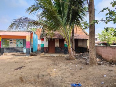 Mandya, Karnataka, Hindistan-14 Mayıs 2025: Büyükbabasını ve torununu Kadilavagilu Köyü 'nde gösteren güzel devlet okulu binasının kapatılması.