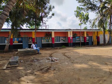 Mandya, Karnataka, Hindistan-14 Mayıs 2025: Büyükbabasını ve torununu Kadilavagilu Köyü 'nde gösteren güzel devlet okulu binasının kapatılması.