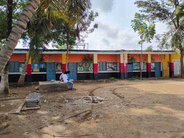 Mandya, Karnataka, Hindistan-14 Mayıs 2025: Büyükbabasını ve torununu Kadilavagilu Köyü 'nde gösteren güzel devlet okulu binasının kapatılması.