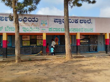 Mandya, Karnataka, Hindistan-14 Mayıs 2025: Büyükbabasını ve torununu Kadilavagilu Köyü 'nde gösteren güzel devlet okulu binasının kapatılması.