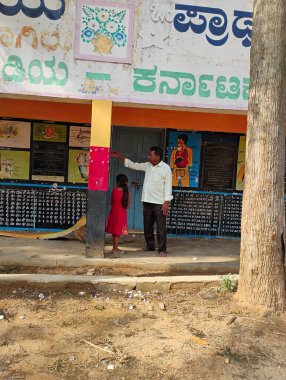 Mandya, Karnataka, Hindistan-14 Mayıs 2025: Büyükbabasını ve torununu Kadilavagilu Köyü 'nde gösteren güzel devlet okulu binasının kapatılması.
