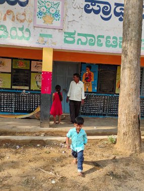Mandya, Karnataka, Hindistan-14 Mayıs 2025: Büyükbabasını ve torununu Kadilavagilu Köyü 'nde gösteren güzel devlet okulu binasının kapatılması.