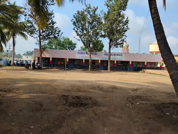 Mandya, Karnataka, Hindistan-14 Mayıs 2025: Büyükbabasını ve torununu Kadilavagilu Köyü 'nde gösteren güzel devlet okulu binasının kapatılması.