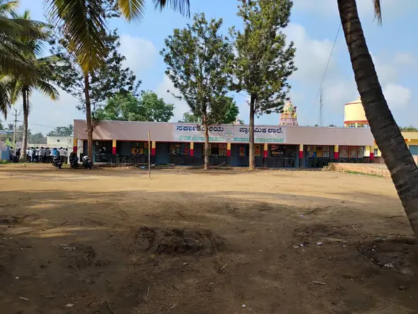 Mandya, Karnataka, Hindistan-14 Mayıs 2025: Büyükbabasını ve torununu Kadilavagilu Köyü 'nde gösteren güzel devlet okulu binasının kapatılması.