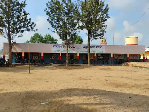 Mandya, Karnataka, Hindistan-14 Mayıs 2025: Büyükbabasını ve torununu Kadilavagilu Köyü 'nde gösteren güzel devlet okulu binasının kapatılması.