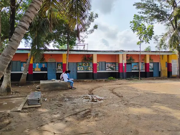 Mandya, Karnataka, Hindistan-14 Mayıs 2025: Büyükbabasını ve torununu Kadilavagilu Köyü 'nde gösteren güzel devlet okulu binasının kapatılması.