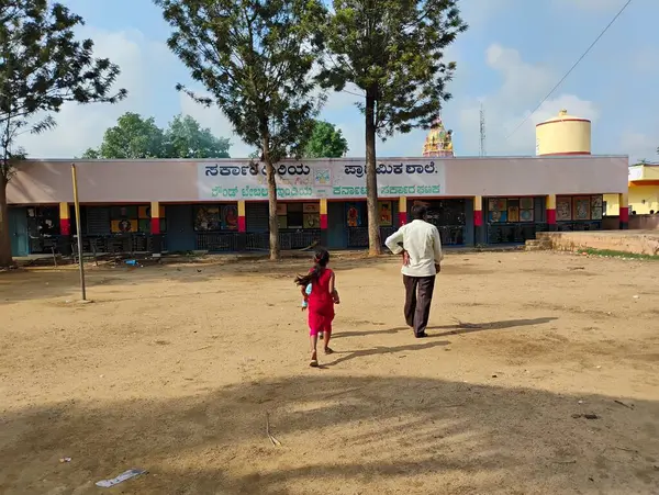 Mandya, Karnataka, Hindistan-14 Mayıs 2025: Büyükbabasını ve torununu Kadilavagilu Köyü 'nde gösteren güzel devlet okulu binasının kapatılması.