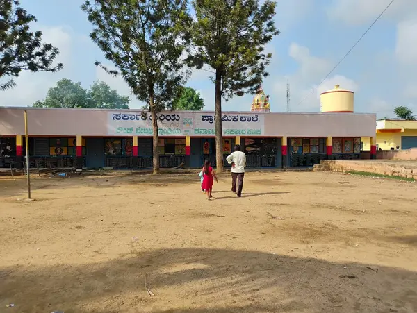 Mandya, Karnataka, Hindistan-14 Mayıs 2025: Büyükbabasını ve torununu Kadilavagilu Köyü 'nde gösteren güzel devlet okulu binasının kapatılması.