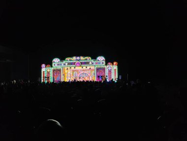 Bangalore, Karnataka, Hindistan-30 Nisan 2025: Geceleri tiyatro sahnesinde renkli ışıklandırmanın kapanışı.