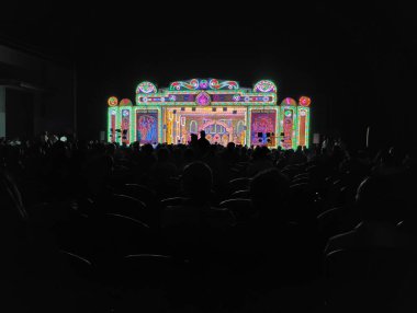Bangalore, Karnataka, Hindistan-30 Nisan 2025: Geceleri tiyatro sahnesinde renkli ışıklandırmanın kapanışı.