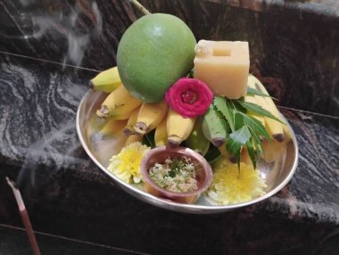 Bangalore, Karnataka, Hindistan-30 Mart 2025: Güzel Ugadi festivali kutlaması ve ana kapı, puja oda dekorasyonu.
