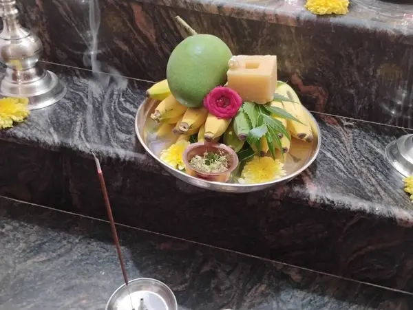 Bangalore, Karnataka, Hindistan-30 Mart 2025: Güzel Ugadi festivali kutlaması ve ana kapı, puja oda dekorasyonu.