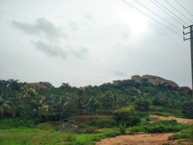 Maddur ve Magadi otobanı manzaralı yol kenarı doğayla iç içe..
