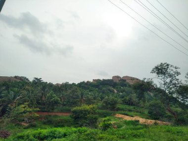 Maddur ve Magadi otobanı manzaralı yol kenarı doğayla iç içe..