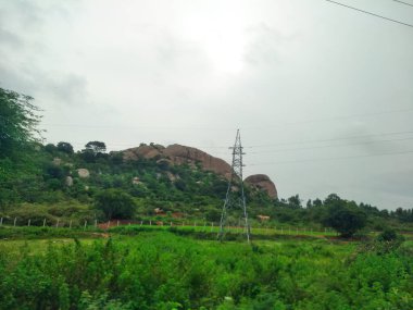 Maddur ve Magadi otobanı manzaralı yol kenarı doğayla iç içe..
