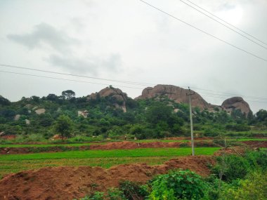 Maddur ve Magadi otobanı manzaralı yol kenarı doğayla iç içe..