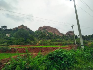 Maddur ve Magadi otobanı manzaralı yol kenarı doğayla iç içe..