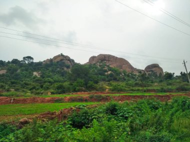Maddur ve Magadi otobanı manzaralı yol kenarı doğayla iç içe..