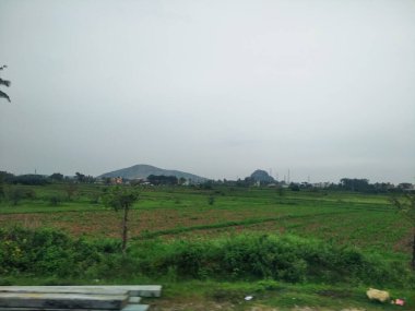 Maddur ve Magadi otobanı manzaralı yol kenarı doğayla iç içe..