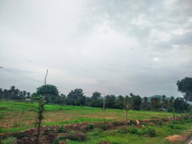 Maddur ve Magadi otobanı manzaralı yol kenarı doğayla iç içe..