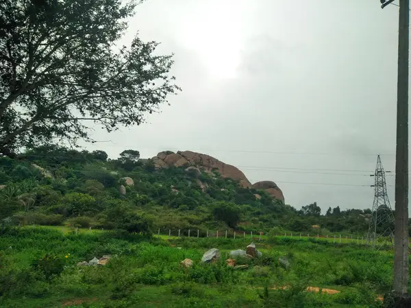 Maddur ve Magadi otobanı manzaralı yol kenarı doğayla iç içe..