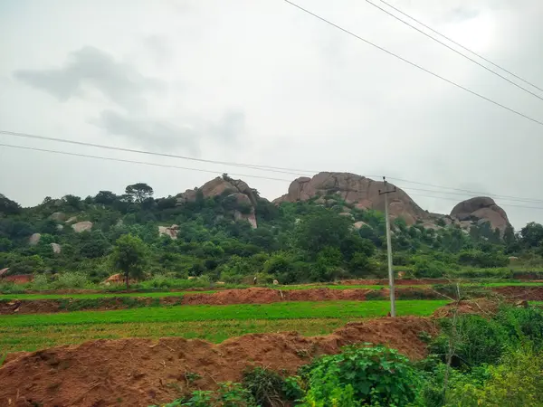 Maddur ve Magadi otobanı manzaralı yol kenarı doğayla iç içe..