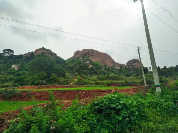 Maddur ve Magadi otobanı manzaralı yol kenarı doğayla iç içe..