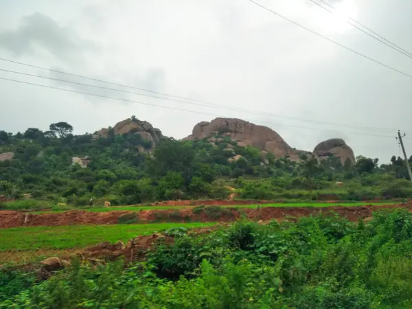 Maddur ve Magadi otobanı manzaralı yol kenarı doğayla iç içe..