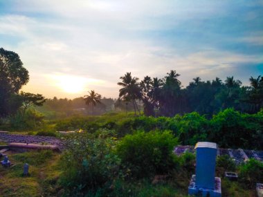 Güzel manzaralı tarım alanı, demiryolu istasyonu ve gündoğumu gökyüzü arka planına yakın..