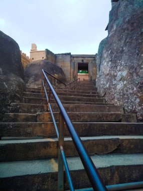 Shravana Belagola, Karnataka, Hindistan-10 Ağustos 2019: Vindhyagiri 'nin güzel taş merdiven manzarasına yakın çekim.