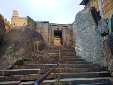 Shravana Belagola, Karnataka, Hindistan-10 Ağustos 2019: Vindhyagiri 'nin güzel taş merdiven manzarasına yakın çekim.