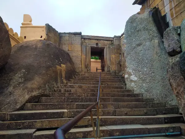 Shravana Belagola, Karnataka, Hindistan-10 Ağustos 2019: Vindhyagiri 'nin güzel taş merdiven manzarasına yakın çekim.