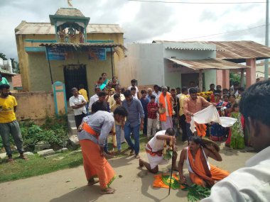Hirisave, Karnataka, Hindistan-3 Temmuz 2019: Köy halkının yakınları köy festivalini kutluyor.