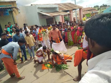 Hirisave, Karnataka, Hindistan-3 Temmuz 2019: Köy halkının yakınları köy festivalini kutluyor.