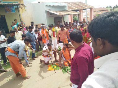 Hirisave, Karnataka, Hindistan-3 Temmuz 2019: Köy halkının yakınları köy festivalini kutluyor.