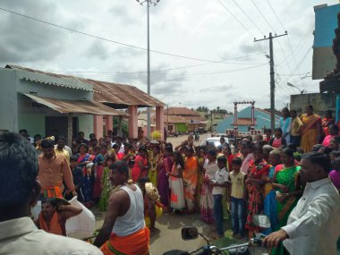 Hirisave, Karnataka, Hindistan-3 Temmuz 2019: Köy halkının yakınları köy festivalini kutluyor.