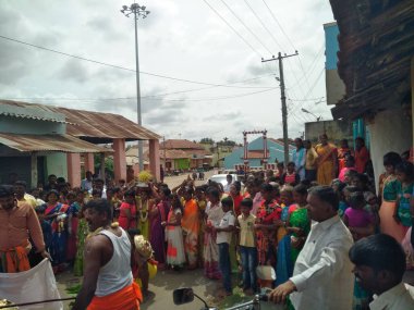 Hirisave, Karnataka, Hindistan-3 Temmuz 2019: Köy halkının yakınları köy festivalini kutluyor.