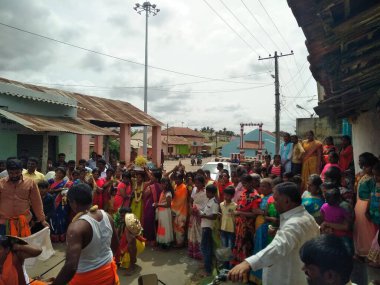 Hirisave, Karnataka, Hindistan-3 Temmuz 2019: Köy halkının yakınları köy festivalini kutluyor.