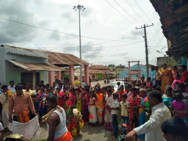 Hirisave, Karnataka, Hindistan-3 Temmuz 2019: Köy halkının yakınları köy festivalini kutluyor.