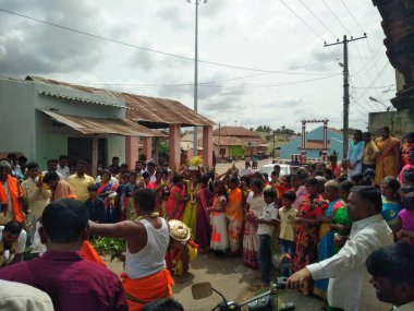 Hirisave, Karnataka, Hindistan-3 Temmuz 2019: Köy halkının yakınları köy festivalini kutluyor.