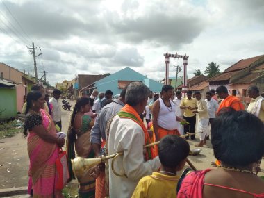 Hirisave, Karnataka, Hindistan-3 Temmuz 2019: Köy halkının yakınları köy festivalini kutluyor.