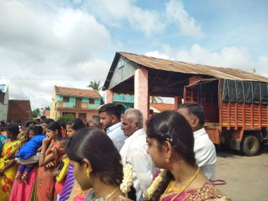 Hirisave, Karnataka, Hindistan-3 Temmuz 2019: Köy halkının yakınları köy festivalini kutluyor.