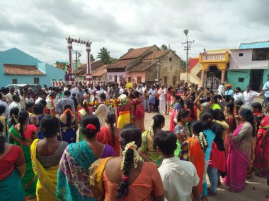 Hirisave, Karnataka, Hindistan-3 Temmuz 2019: Köy halkının yakınları köy festivalini kutluyor.