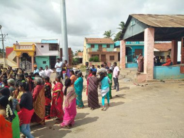 Hirisave, Karnataka, Hindistan-3 Temmuz 2019: Köy halkının yakınları köy festivalini kutluyor.