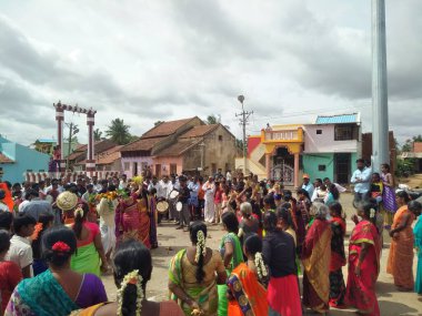 Hirisave, Karnataka, Hindistan-3 Temmuz 2019: Köy halkının yakınları köy festivalini kutluyor.