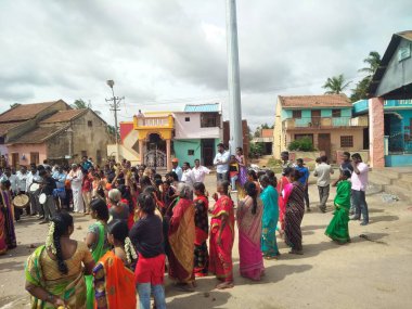 Hirisave, Karnataka, Hindistan-3 Temmuz 2019: Köy halkının yakınları köy festivalini kutluyor.