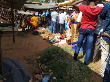 Mandya, Karnataka, Hindistan-09 Şubat 2020: Kêahalli 'deki Aarathi Ukkada Ahalya Devi Maramma Tapınağı' nda kuyruğa giren bir grup insan.